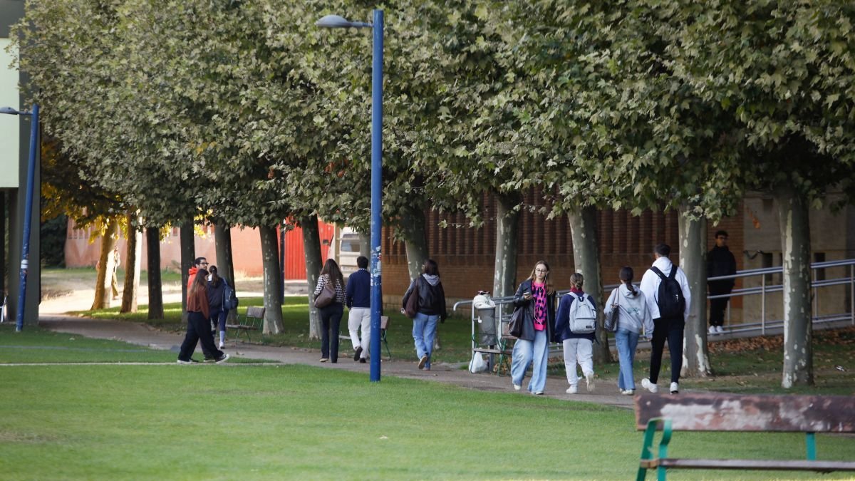 Alumnos de la Universidad de León en la campa entre Filosofía y Biológicas.