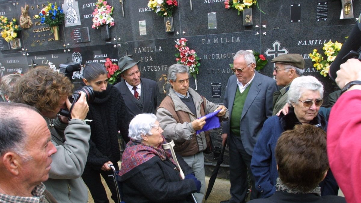 Imagen de archivo de mayo de 2001 de un homenaje a Girón en el cementerio de Montearenas (Ponferrada).