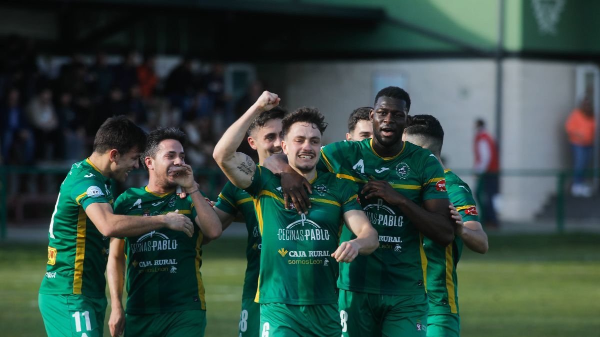 Albertín es felicitado por sus compañeros tras anotar el 1-0 para el Atlético Astorga.