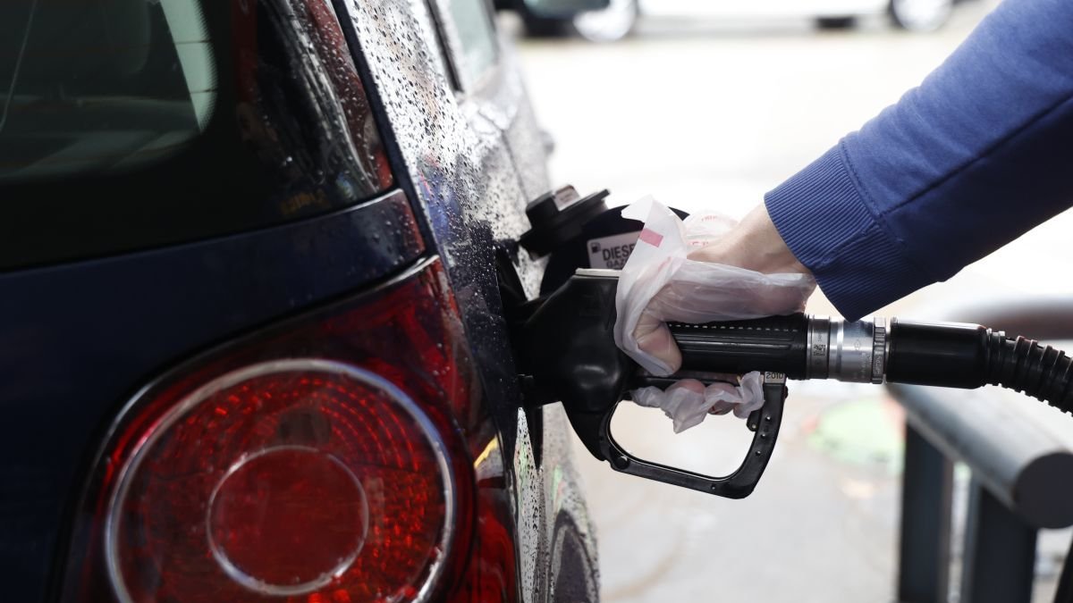 Una persona reposta este viernes en una gasolinera de Madrid.
