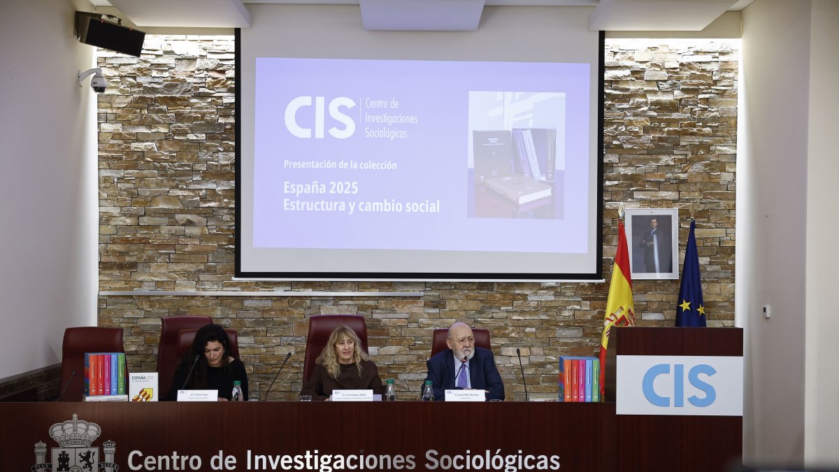 El presidente del CIS, José Félix Tezanos (d), la catedrática de Sociología de la Universidad Carlos III de Madrid, Constanza Tobío (c)