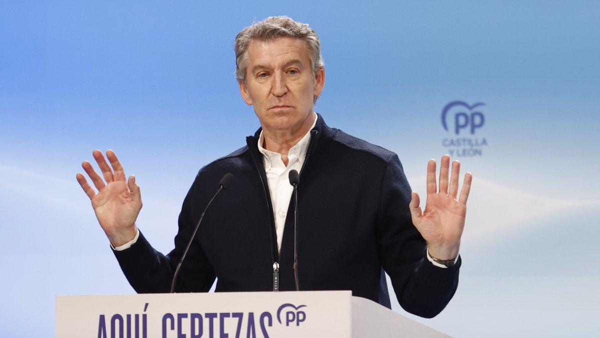 El presidente del Partido Popular, Alberto Núñez Feijóo, interviene durante un mitin, en el Teatro Centro Cultural San Agustín, a 10 de marzo de 2026, en El Burgo de Osma, Soria, Castilla y León (España).