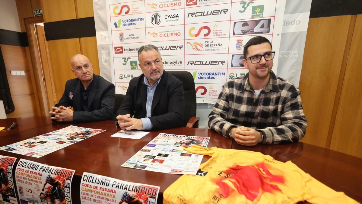 La prueba fue presentada en Camponaraya por Eduardo Morán -c- y Alberto Núñez -i-.