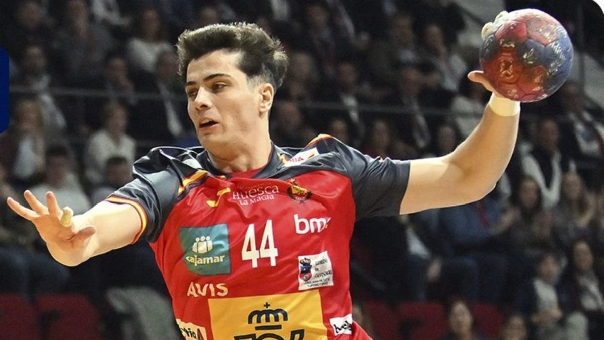 Antonio Martínez lanzando a portería en el partido disputado contra Francia.