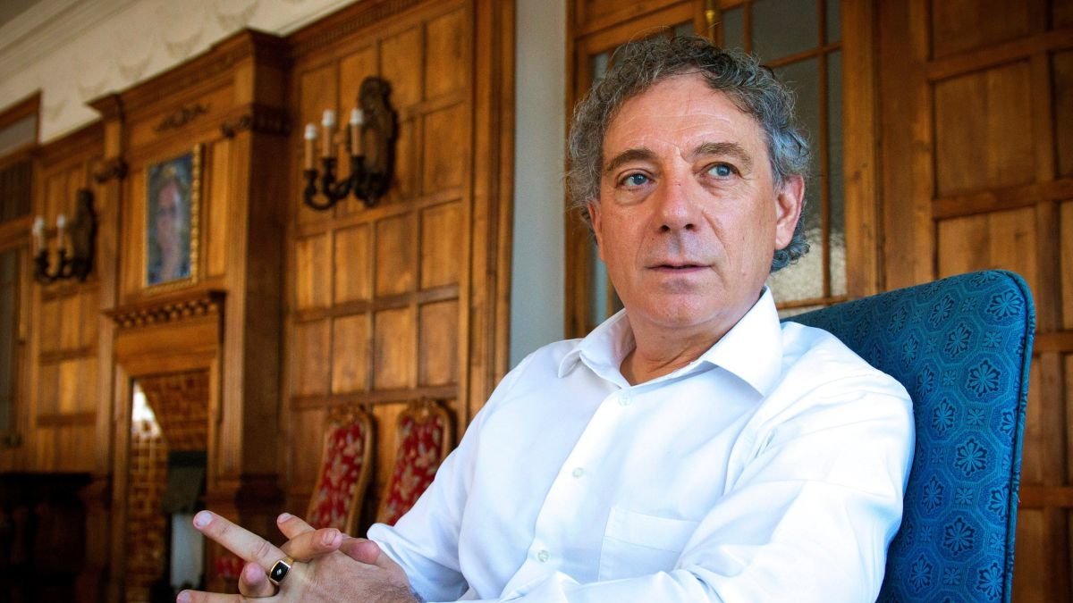 Juan Carlos Mestre fue Premio Nacional de Poesía en 2009 por 'La casa roja'.