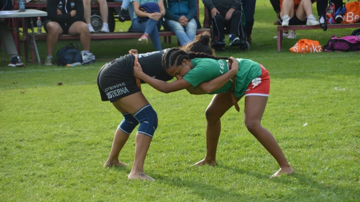 Uno de los combates en la categoría femenina en un corro de lucha leonesa.