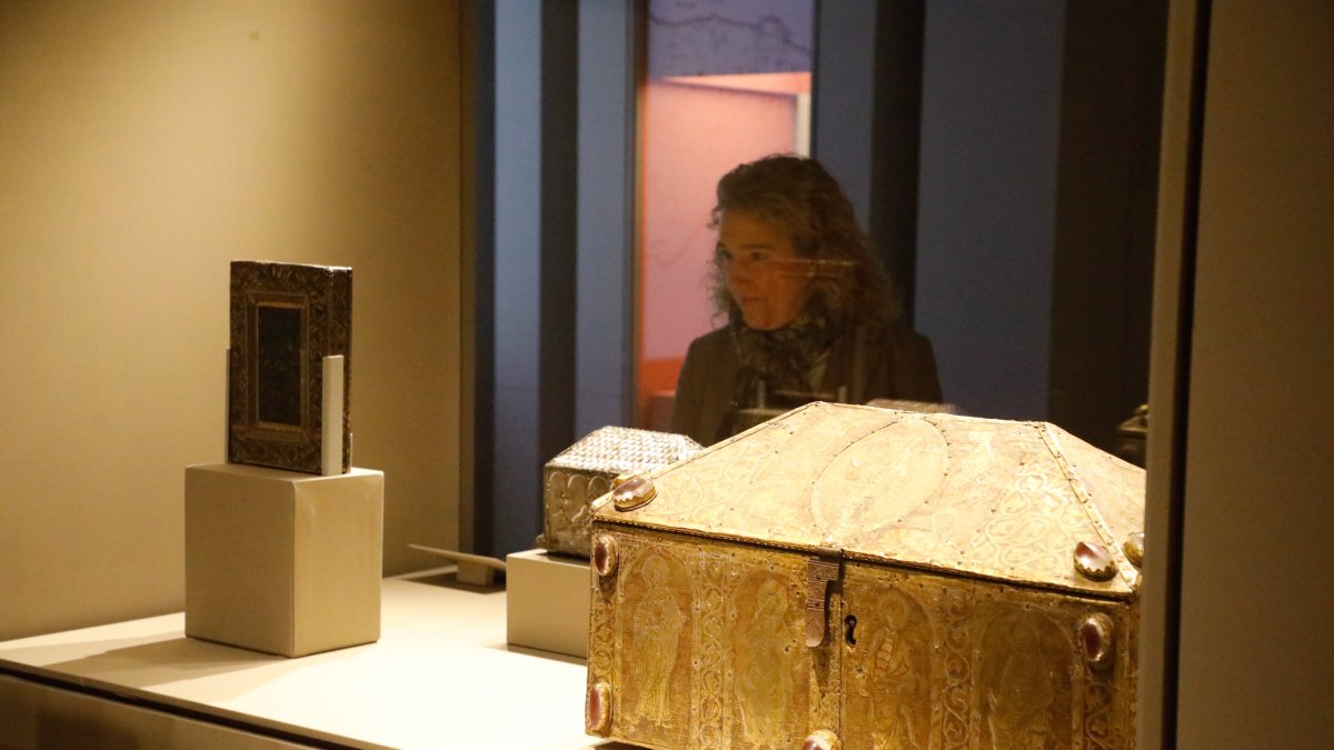 Vitrina con algunos de los tesoros de la exposición.