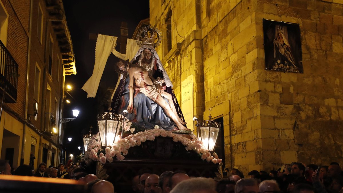 La Procesión de La Dolorosa, da inicio a la Semana Santa en la capital leonesa.