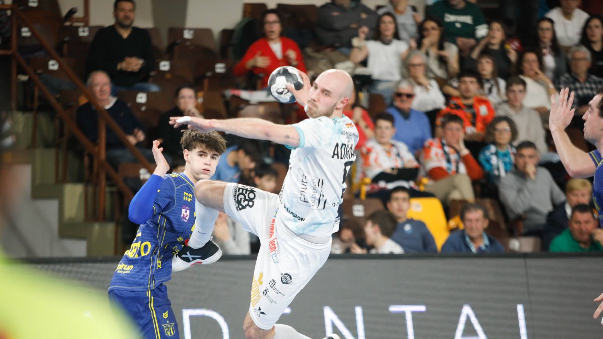 Adri Fernández en un partido con el Ademar.