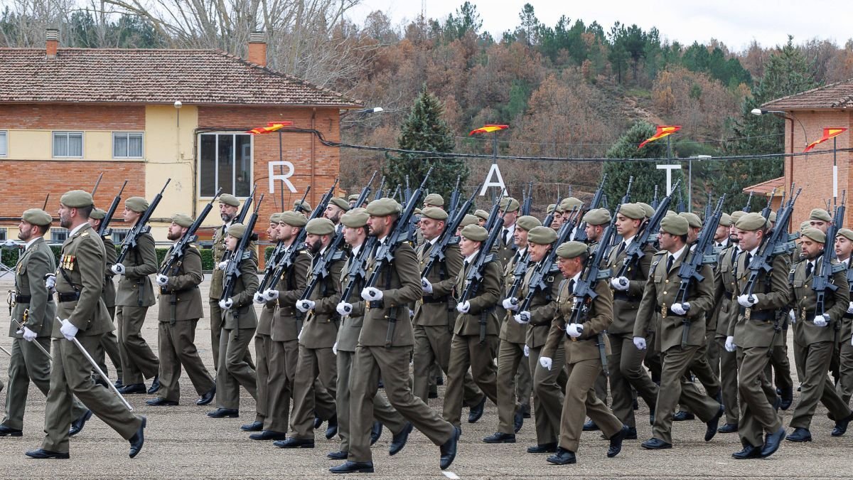 Militares del Ejército de Tierra en uno de los actos celebrados en la base Conde de Gazola, de Ferral del Bernesga.