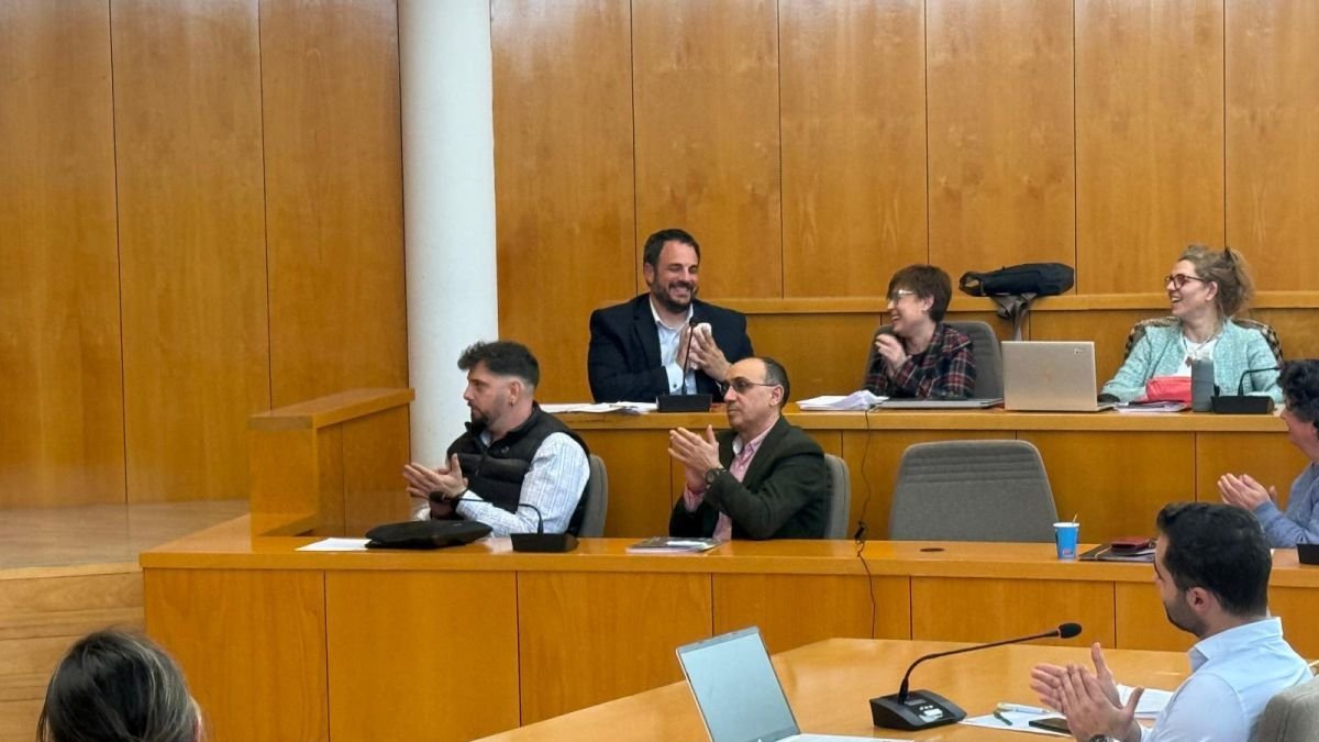 Benjamín Fernández (izquierda arriba) recibió una ovación en su adiós como concejal.