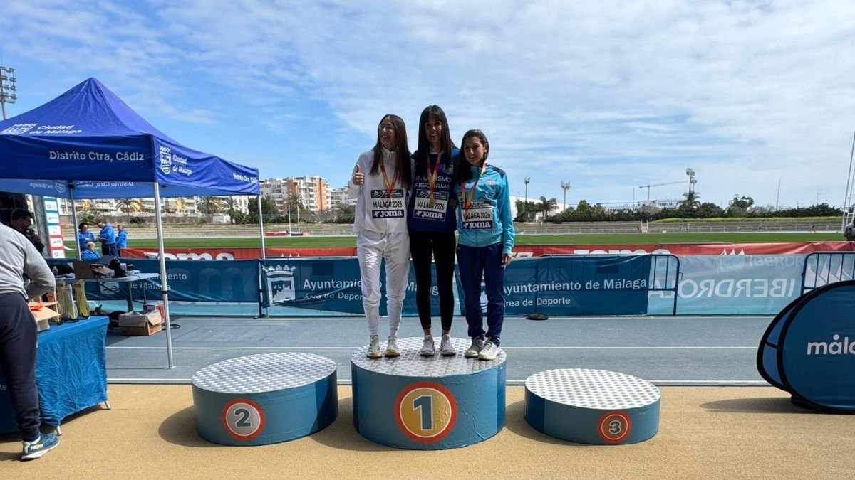 Marta García, en el centro, con su medalla de oro.