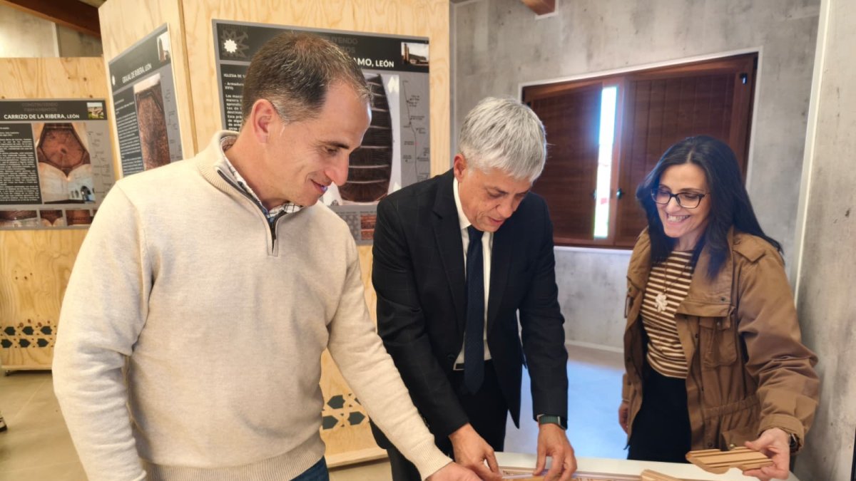 La Junta reivindica en Valcabado del Páramo la carpintería de armar como motor rural.