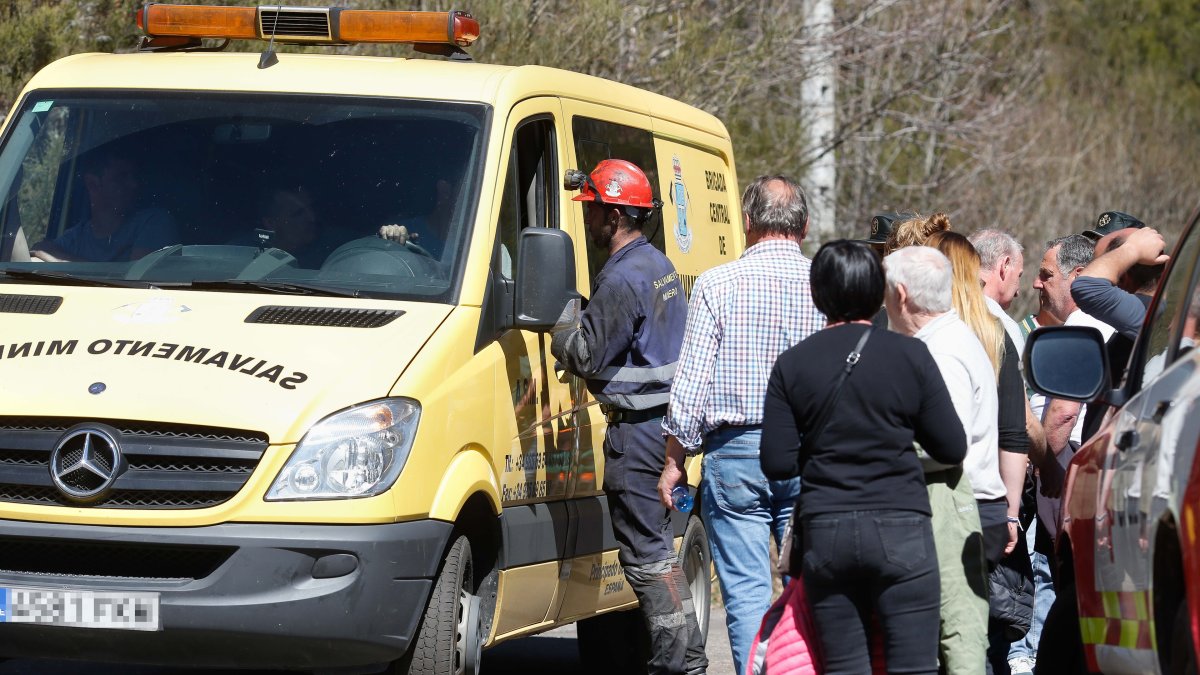 Archivo - Efectivos de emergencias durante las labores de búsqueda de las víctimas del accidente en la mina de Cerredo, a 31 de marzo de 2025.
