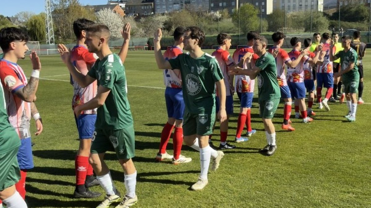 Atlético Bembibre y Atlético Mansillés antes de iniciar el partido.