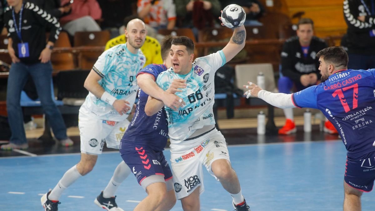 Edu Fernández en el partido que el Abanca Ademar disputó y ganó esta temporada en el Palacio de Deportes de León.