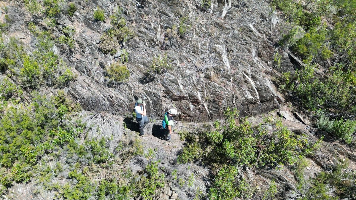 Los investigadores en el trazado de uno de los antiguos canales romanos.