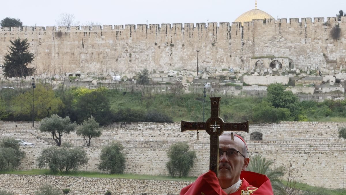 Pierbattista Pizzaballa, patriarca de Jerusalén, en el servicio religioso de las Palmas.