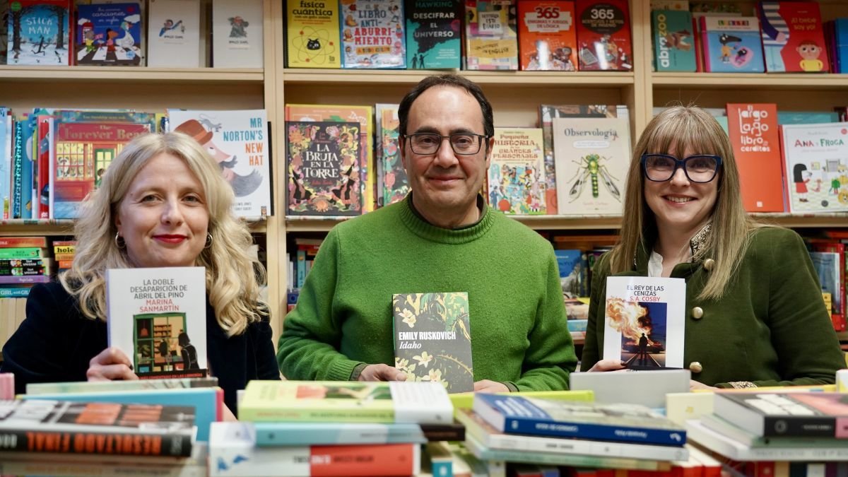 Karín del Ser y Leopoldo Herrero, de la Librería Galatea, y Marta Marne, impulsora del club de lectura.