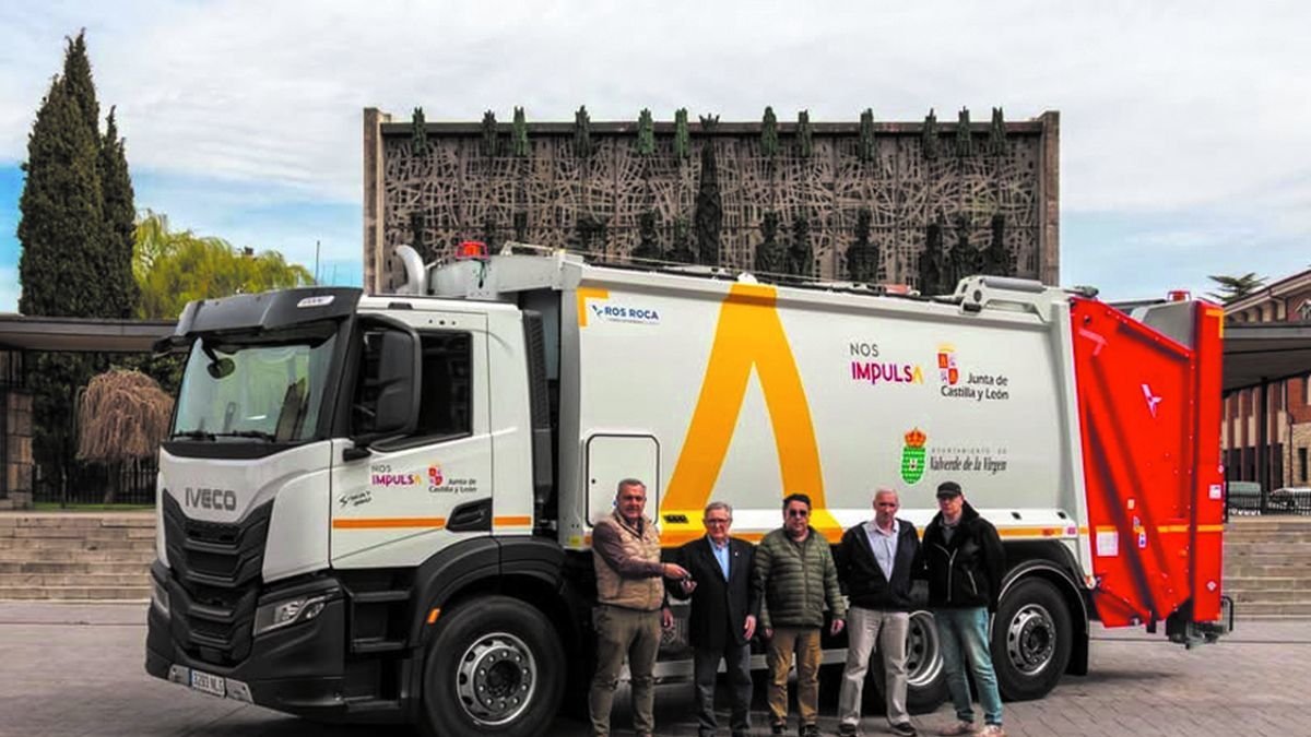 El alcalde de Valverde, David Fernández, recepcionó el nuevo camión de basura.