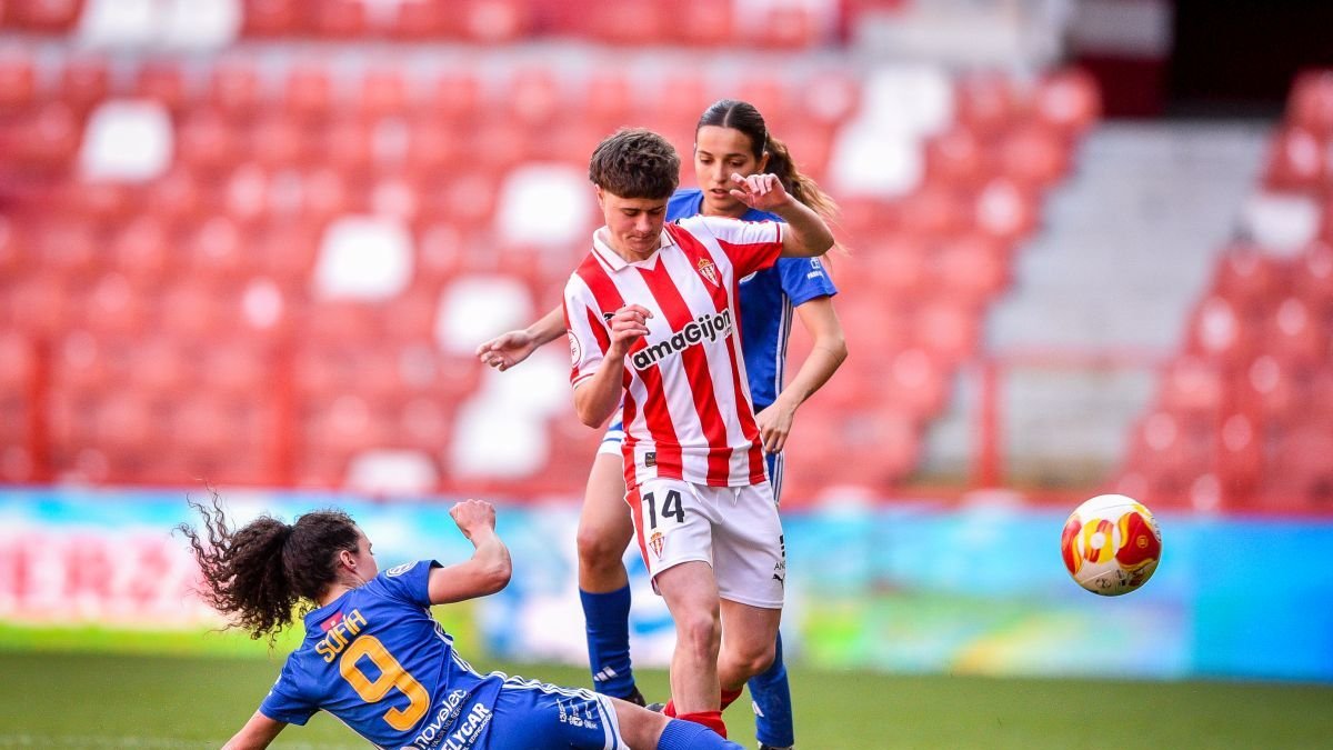 Sofía se lanza al suelo para tratar de robar un balón.