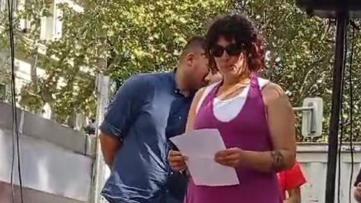 Una de las mujeres indultadas del colectivo 'Las 6 de la Suiza' en una concentración de apoyo.