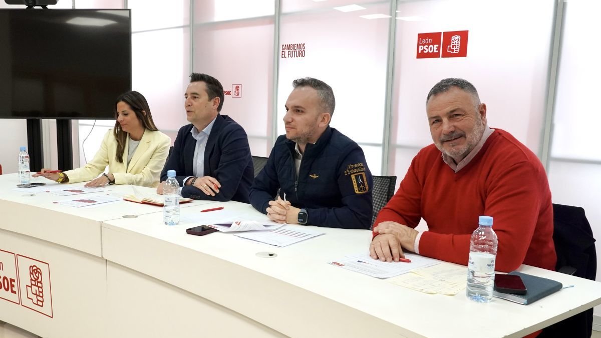 Nuria Rubio, Daniel de la Rosa, Daniel San José y Eduardo Morán, tras la reunión en la sede leonesa.
