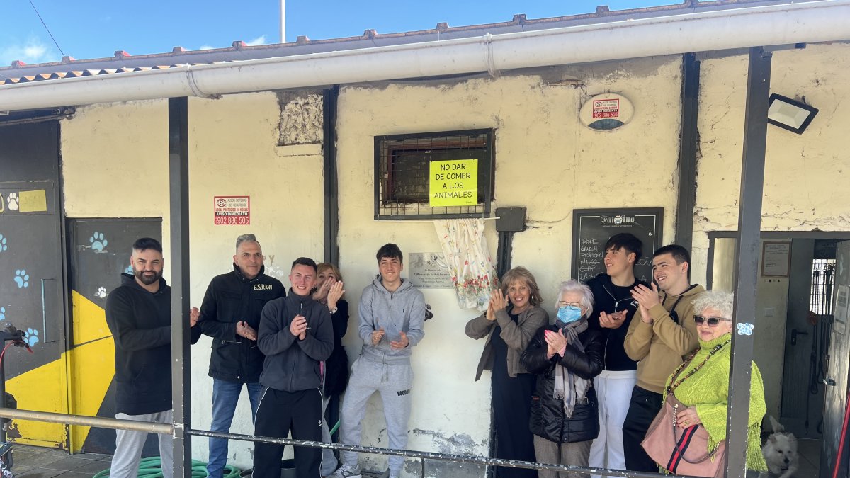 La familia de Manuel De Andrés tras descubrir la placa en homenaje en la Protectora de Animales de León.