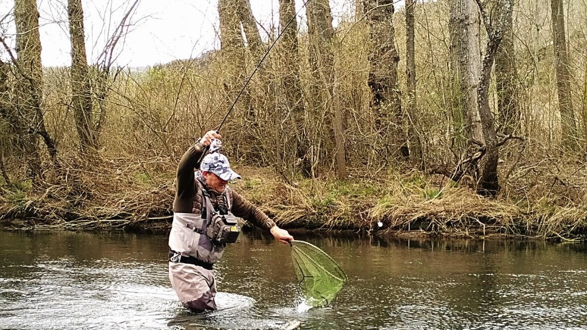 Francisco Javier Lafuente en un momento de su jornada de pesca, la primera de la temporada.