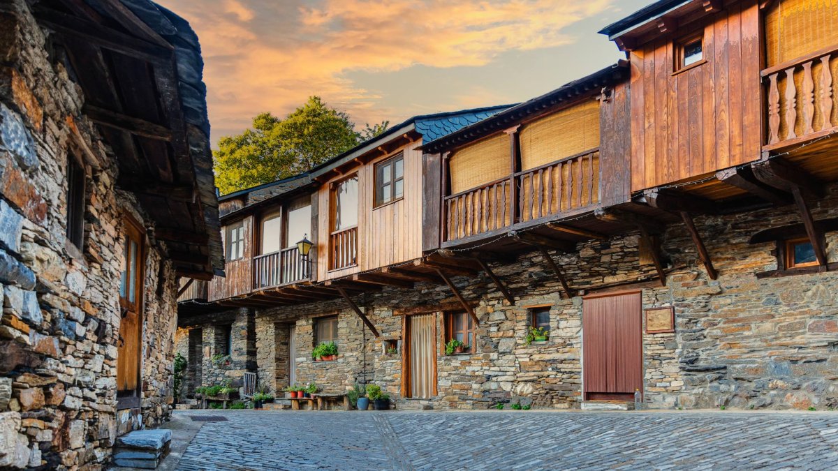 Arquitectura tradicional de Peñalba de Santiago, uno de los pueblos mejor conservados del Bierzo leonés