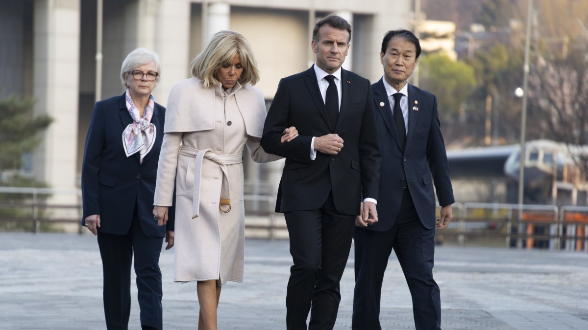 Macrón con su esposa ayer, de viaje oficial en Seúl.