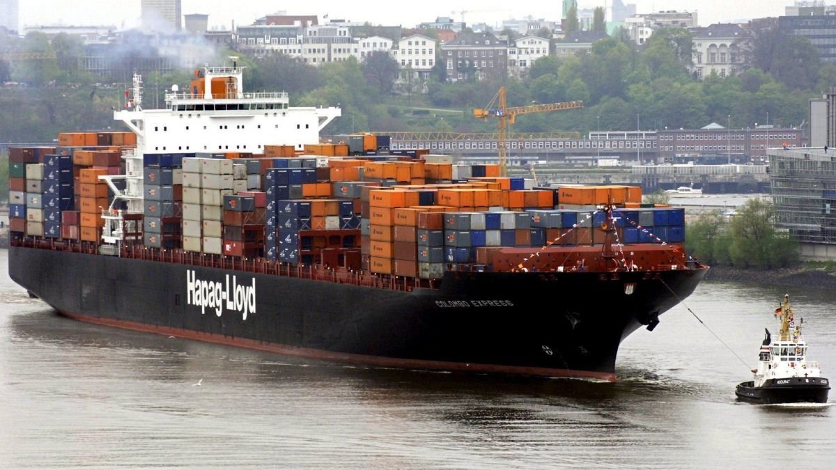 Un barco con contenedores llega al puerto de Hamburgo.