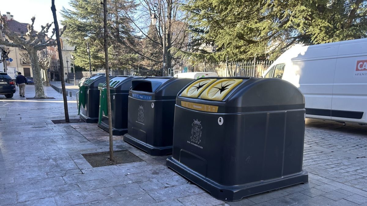 Los nuevos contenedores de la calle del Cid se han estrenado esta Semana Santa.