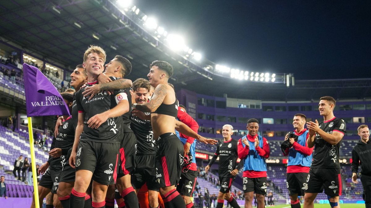Los jugadores de la Cultural celebran el triunfo logrado en Valladolid en la primera vuelta.