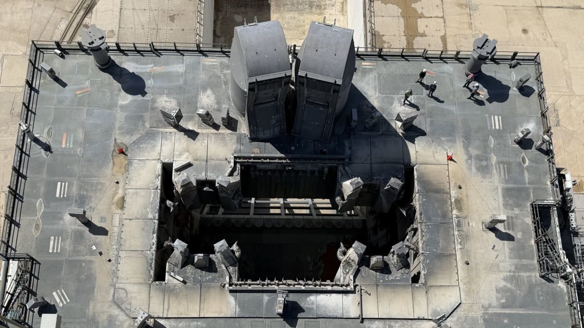 Fotografía del administrador de la Nasa, Jared Isaacman, del estado de la plataforma de lanzamiento después del despegue.