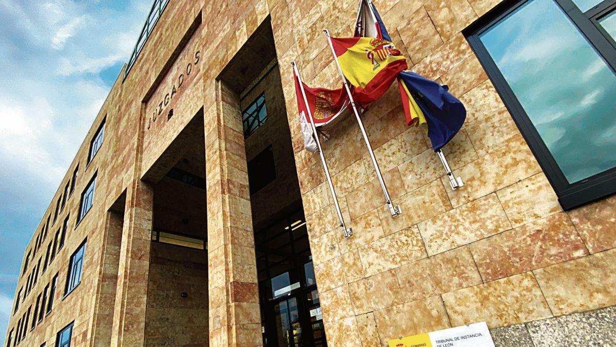 Fachada de la sede judicial de León.