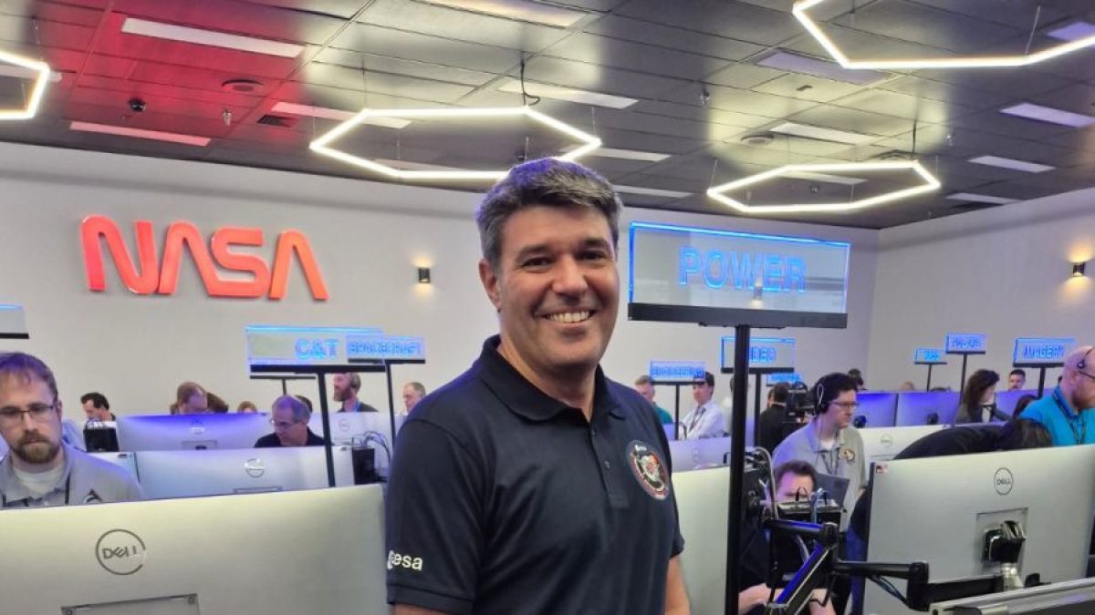 Arturo Fernández, en la sala de control de Orión en la Nasa.