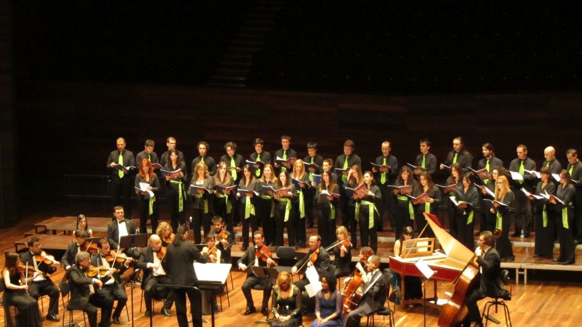 Orquesta Ibérica y Coro Ángel Barja.