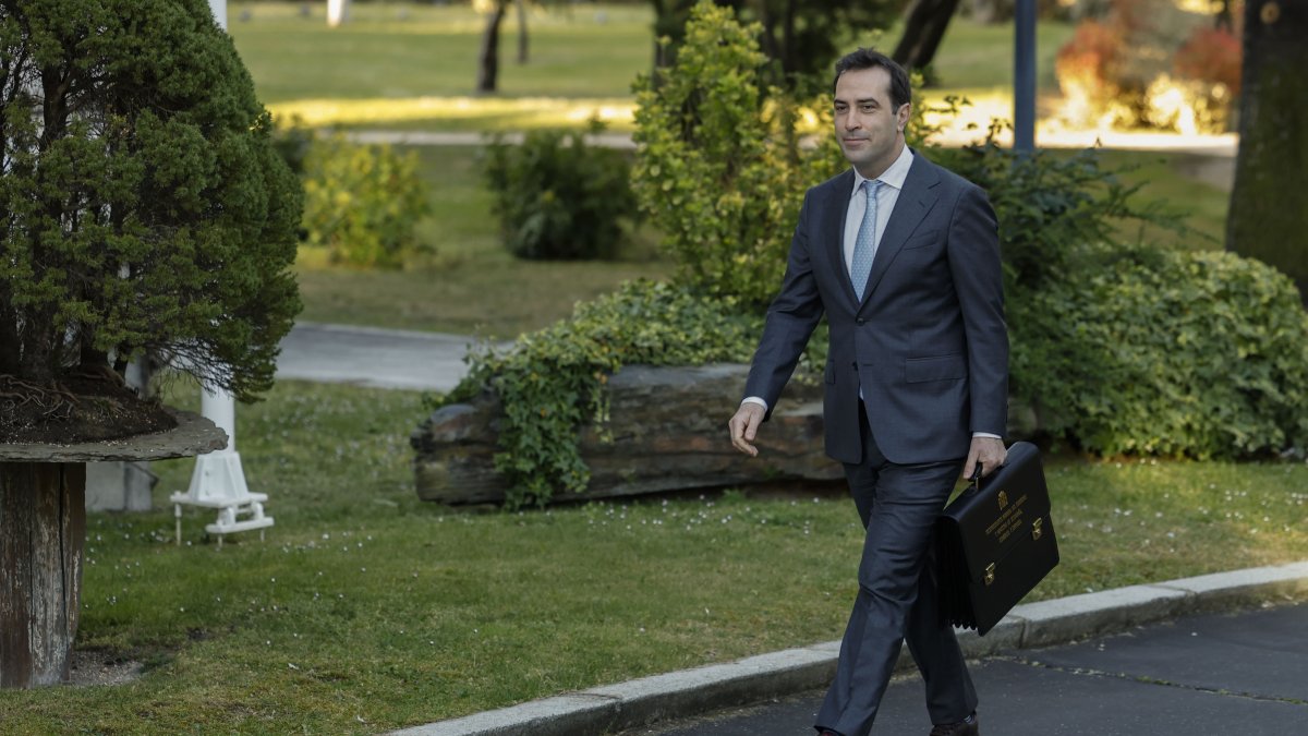 El nuevo vicepresidente primero del Gobierno y ministro de Economía, Comercio y Empresa, Carlos Cuerpo, a su llegada el martes a la reunión del Consejo de Ministros en el Palacio de la Moncloa antes de la Semana Santa, una cita en la que Cuerpo se estrena como vicepresidente primero y Arcadi España, como titular de la cartera de Hacienda tras la salida de María Jesús Montero del gabinete.