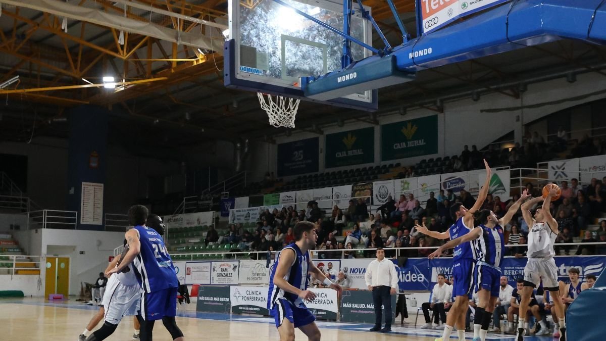 Defensa de un tiro a canasta por parte del Ciudad de Ponferrada.