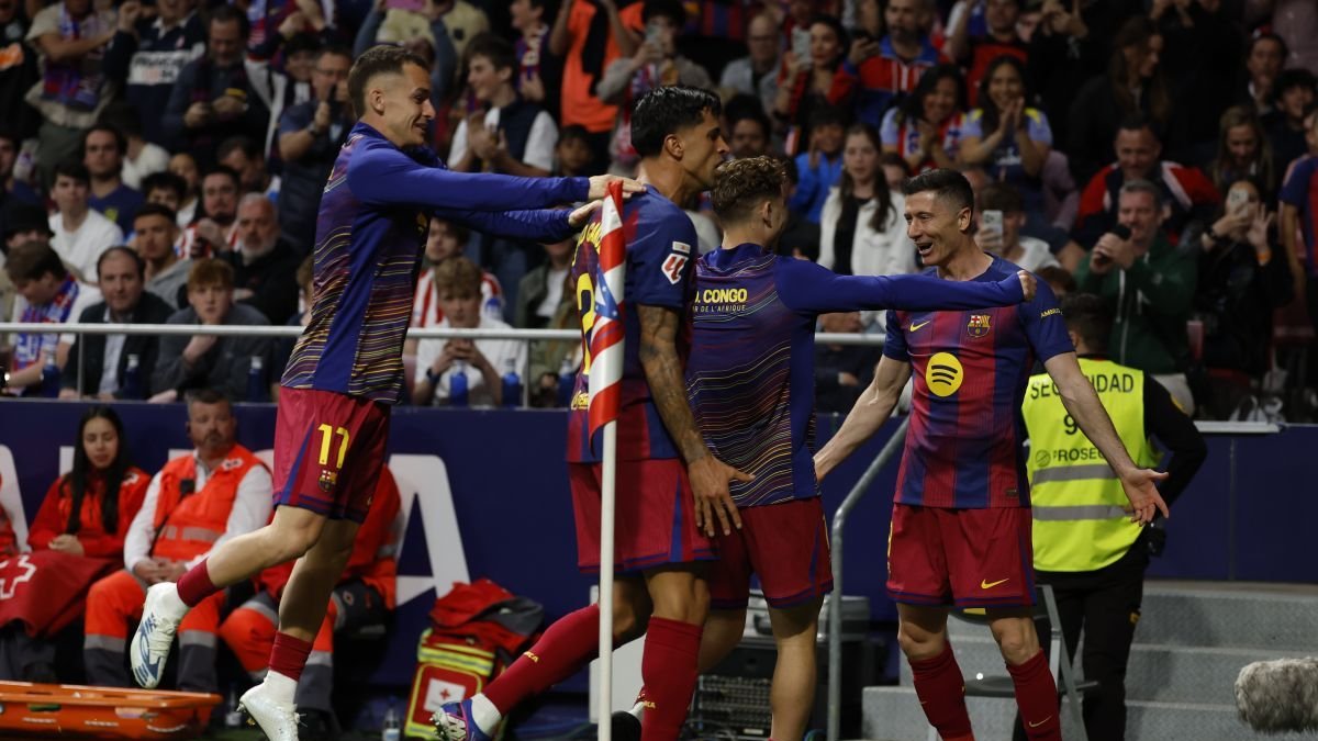 El polaco Lewandowski celebra el gol de la victoria con sus compañeros.