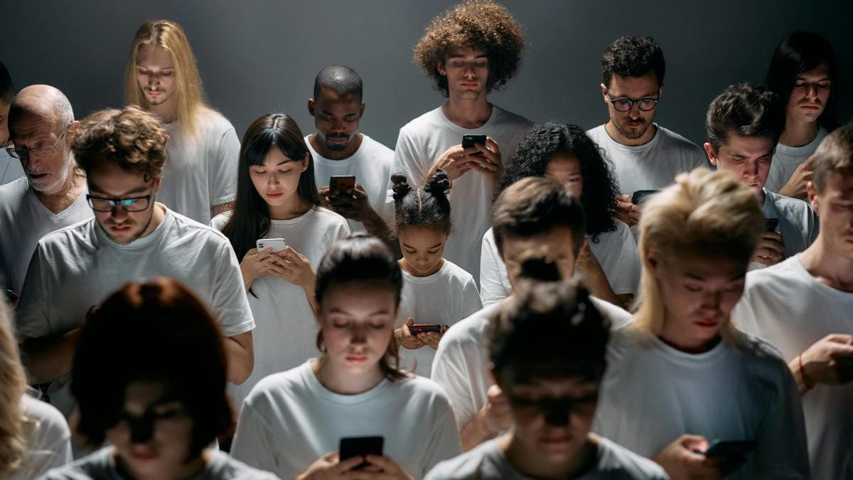 Un grupo de personas interactuando a través de las redes sociales.