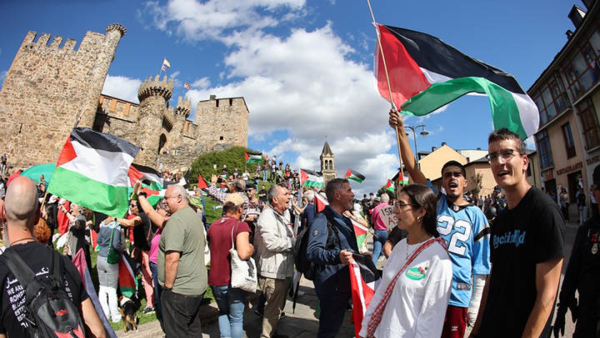Protesta a favor de Palestina al paso de la Vuelta Ciclista por León
