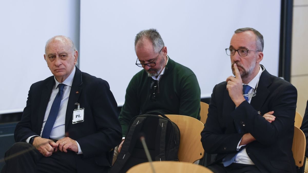 Jorge Fernández Díaz y su número dos, Francisco Martínez, en el banquillo.