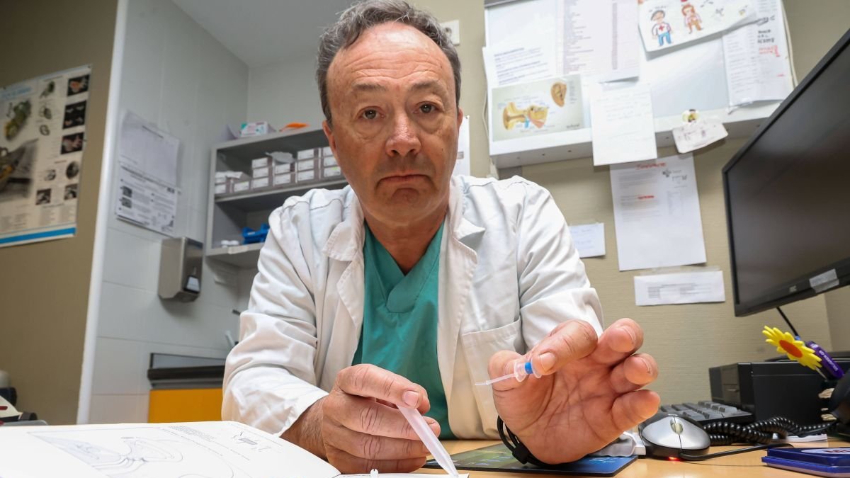 Ignacio Álvarez, jefe del servicio de Otorrinolaringología del Hospital de León muestra la prótesis.