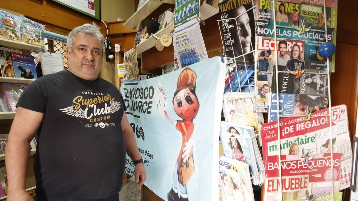 Marcelino Fernández 'Marce' posa en su kiosco, el que ayer lunes cerraba sus puertas.