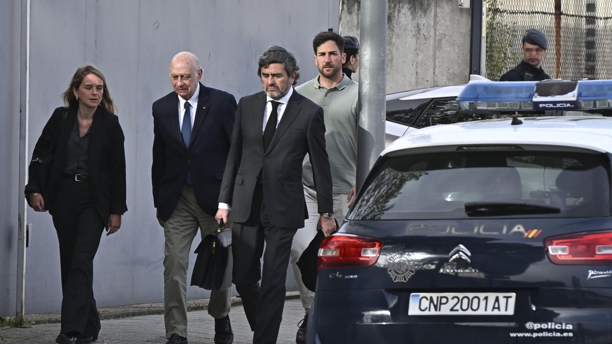 El exministro del Interior Jorge Fernández Díaz (2i) y su abogado Jesús Mandri (3i) a su llegada este martes a la sede de la Audiencia Nacional en San Fernando de Henares (Madrid) donde se continúa resolviendo cuestiones previas al juicio de la denominada operación Kitchen, el supuesto espionaje parapolicial al extesorero del PP Luis Bárcenas para conseguir documentos comprometedores para ese p.