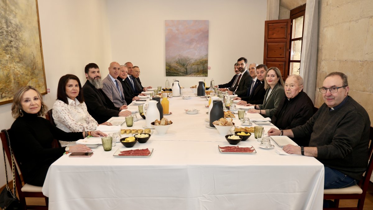 El alcalde de León, José Antonio Diez, junto a parte de la Corporación Municipal, asiste a la tradicional legacía preparatoria para la ceremonia de Las Cabezadas