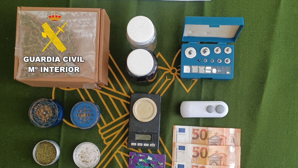 Material incautado por la Guardia Civil durante la operación.