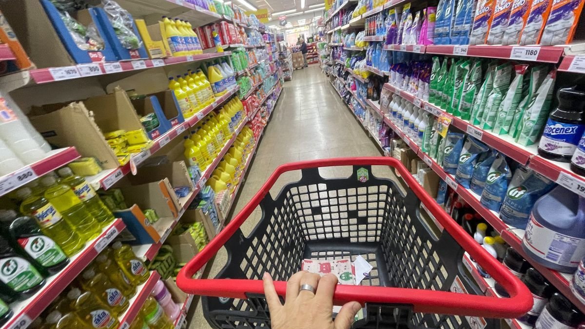 Un consumidor hace la compra en una gran superficie.